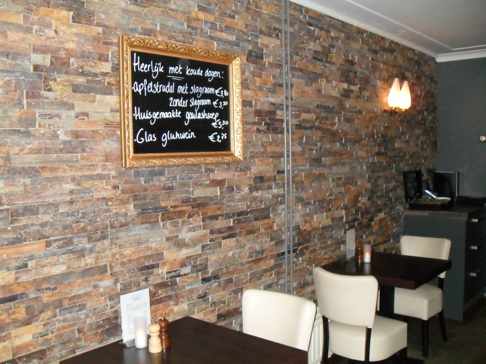 Rustieke lei wandbekleding bij grand café Jipp www.grandcafejipp.nl.