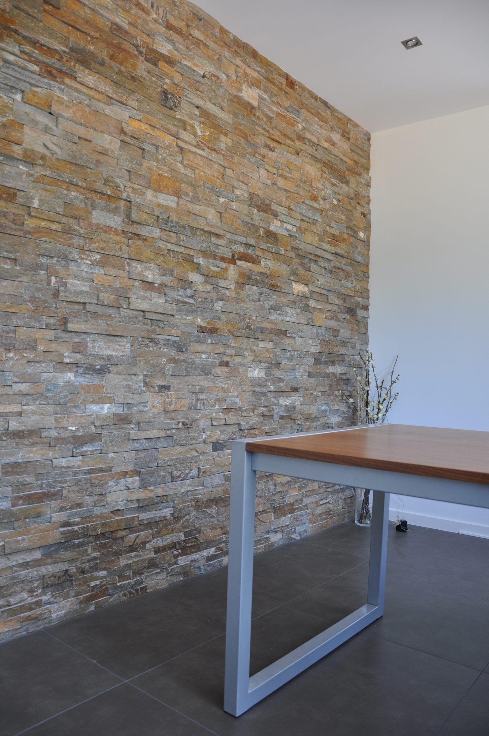 Duurzame woning met stuc en Natuursteenstrips Brons Rustiek Kwartsiet.