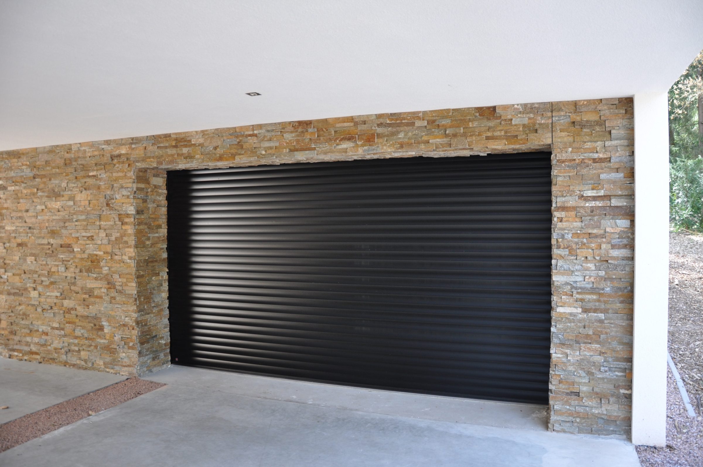 Duurzame woning met stuc en Natuursteenstrips Brons Rustiek Kwartsiet.