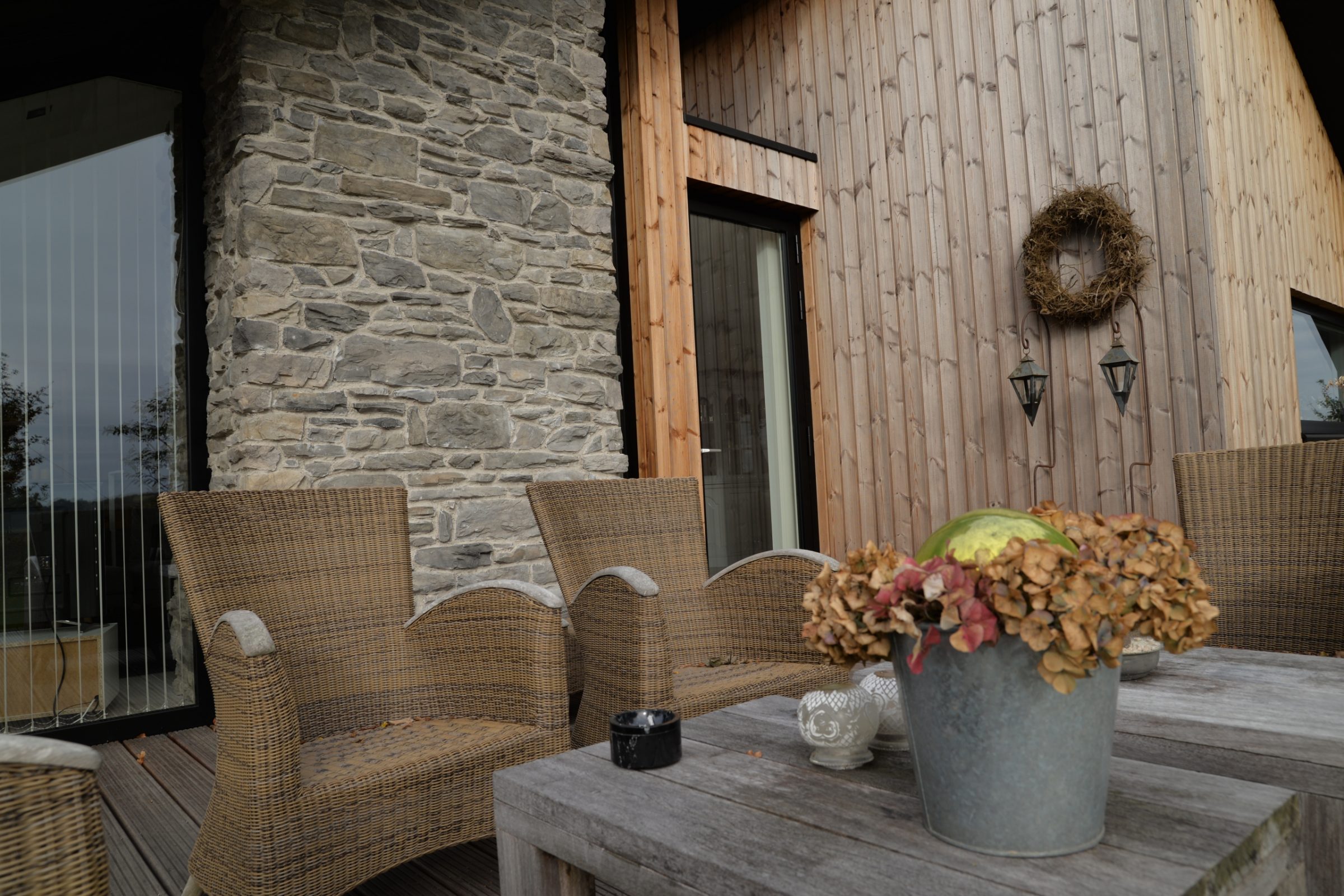 Wandbekleding buitenmuur, terras. Type Cascata