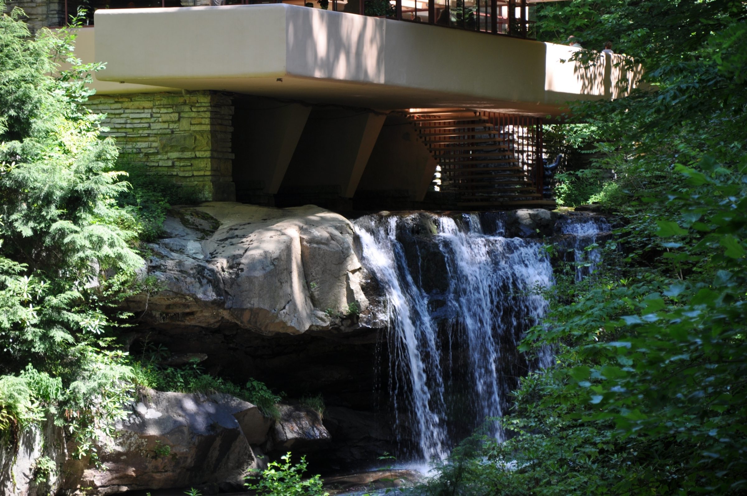 Waterval van Fallingwater House, natuurstenen muren.