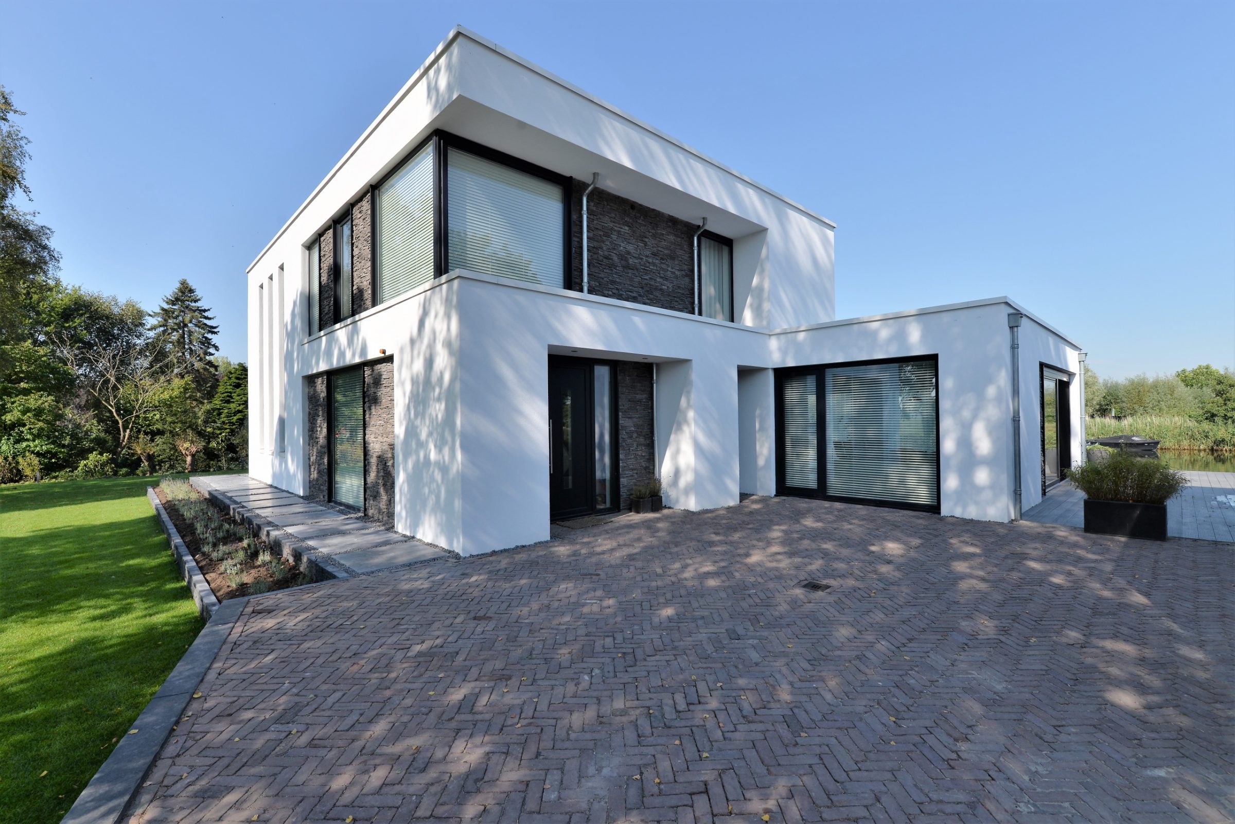 Steenstrips moderne villa met isolatie.
