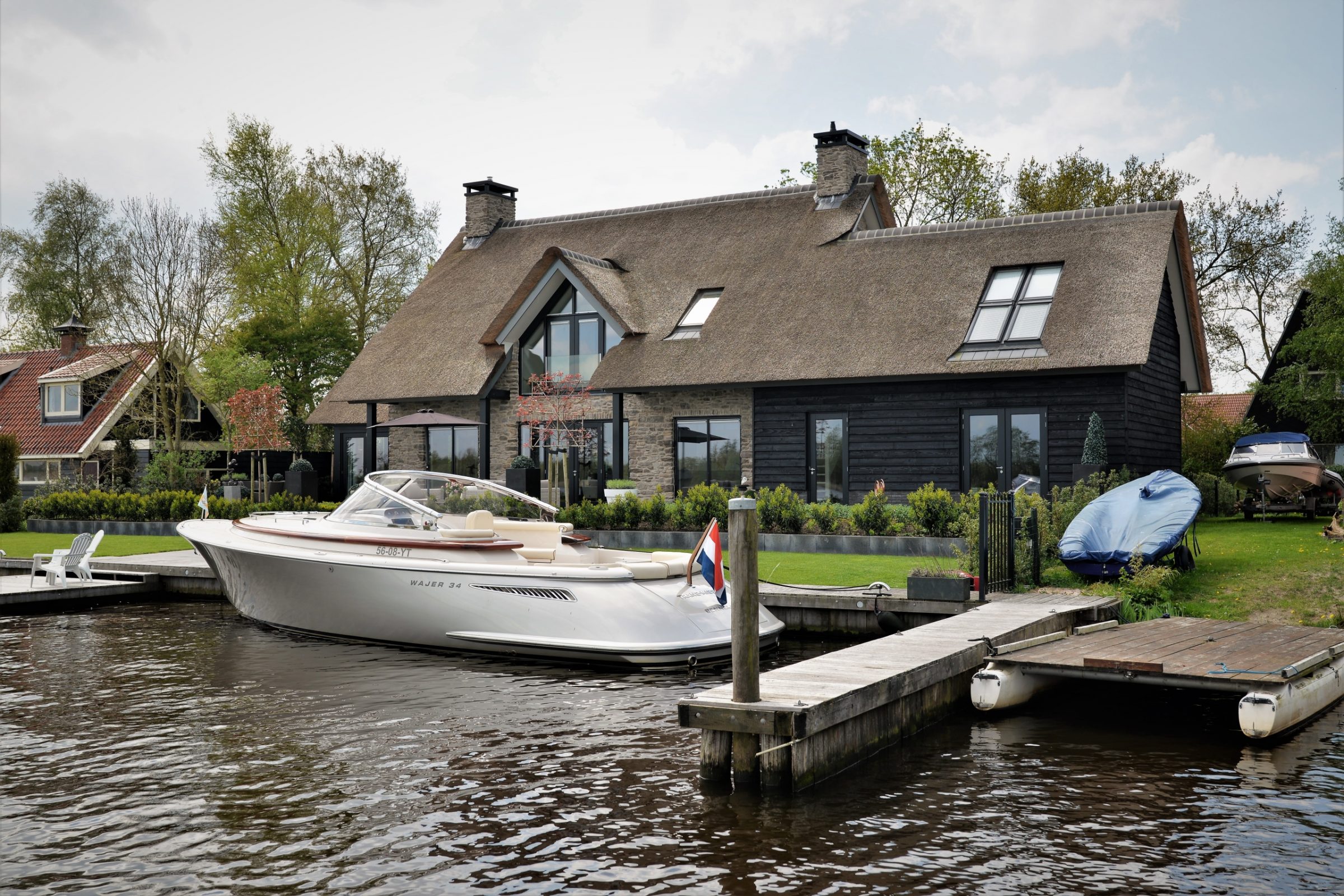 Woning met rieten kap - gevelbekleding.