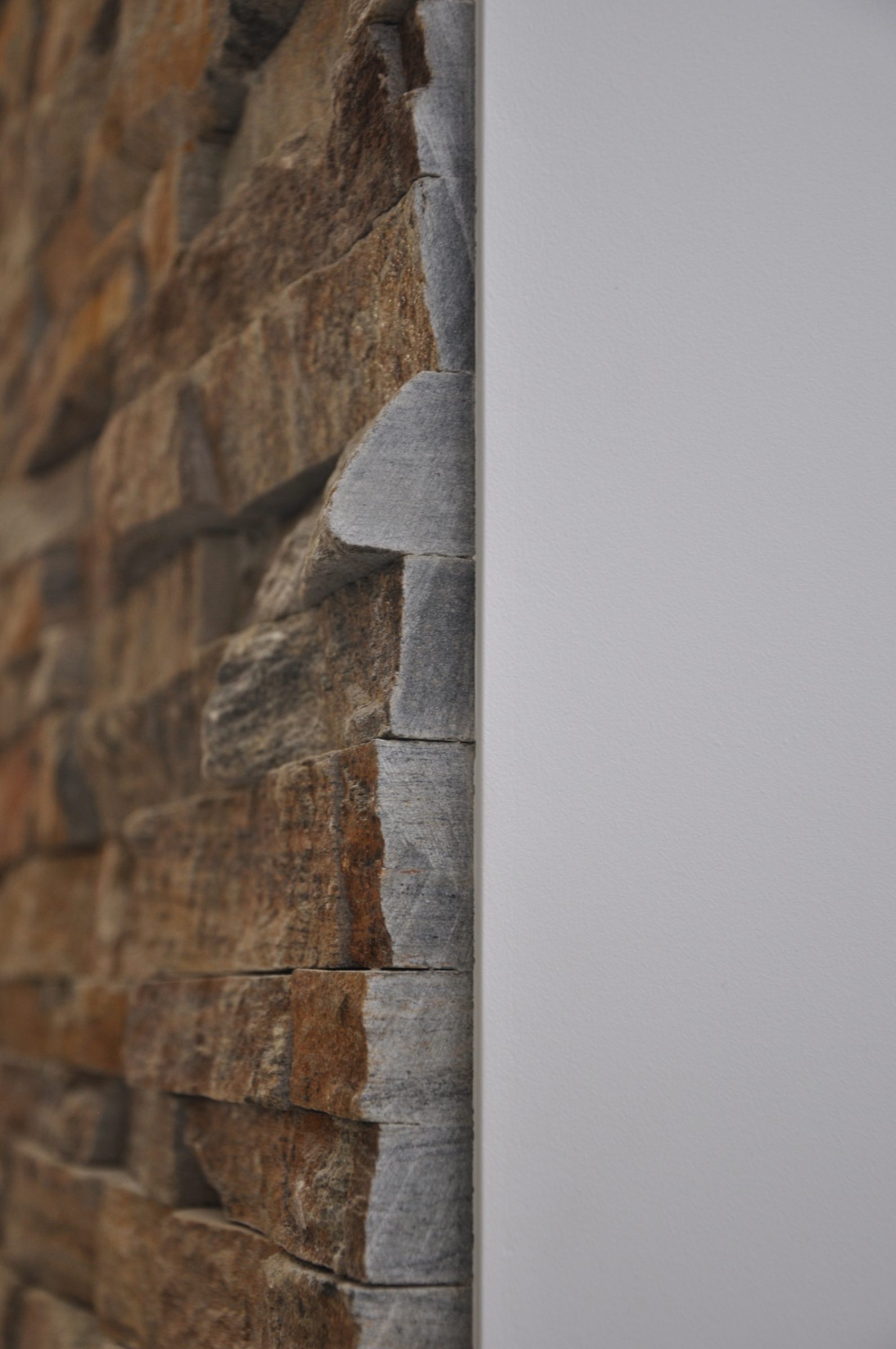 Duurzame woning met stuc en Natuursteenstrips Brons Rustiek Kwartsiet.