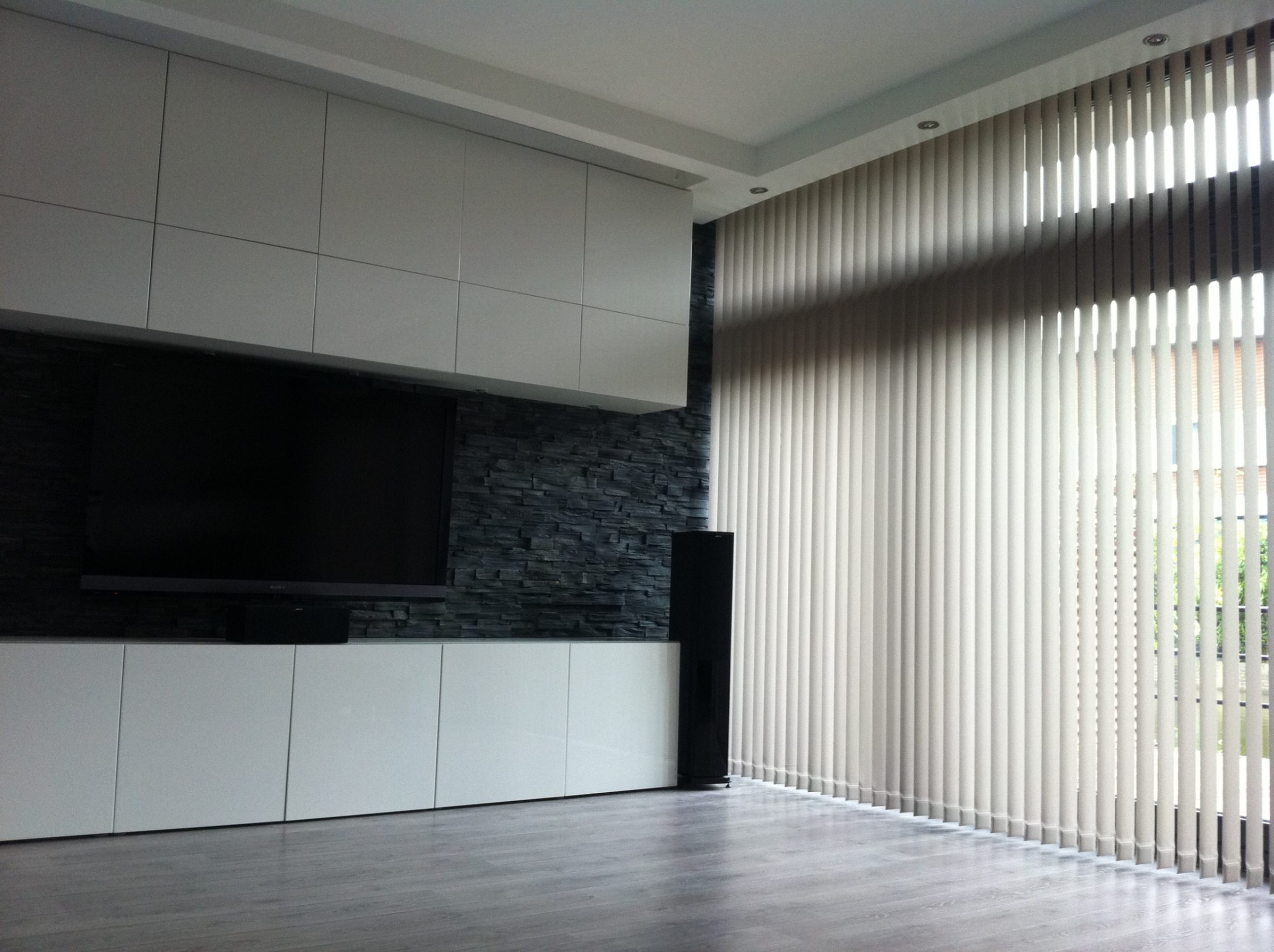 Zwarte lei natuursteenstrips woonkamer wand.
