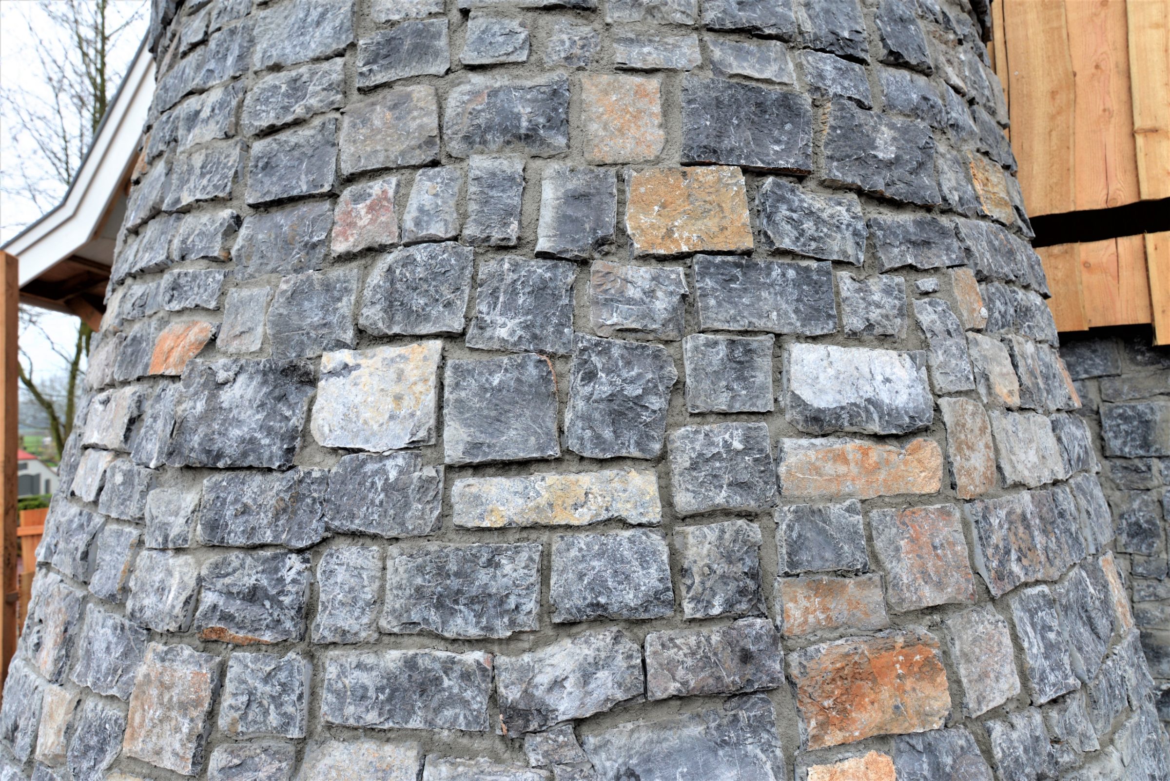 Donker antraciet Natuurstenen wand.