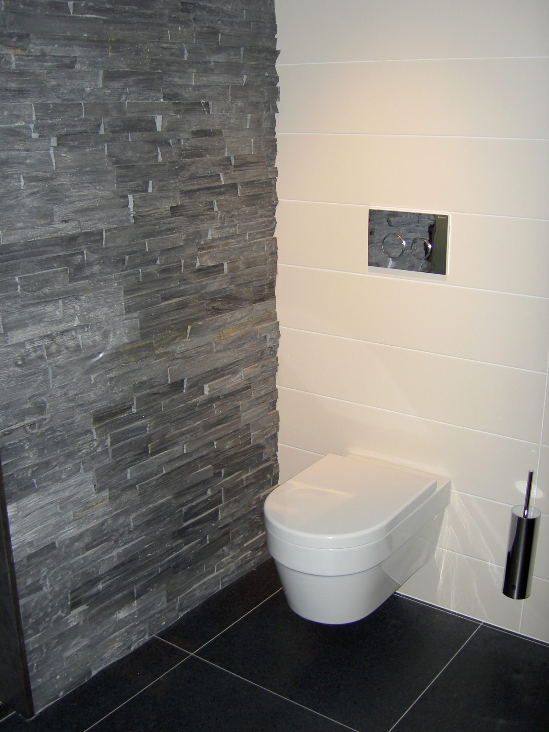 Natuursteenstrips zwarte lei toegepast in een modern luxe toiletruimte.