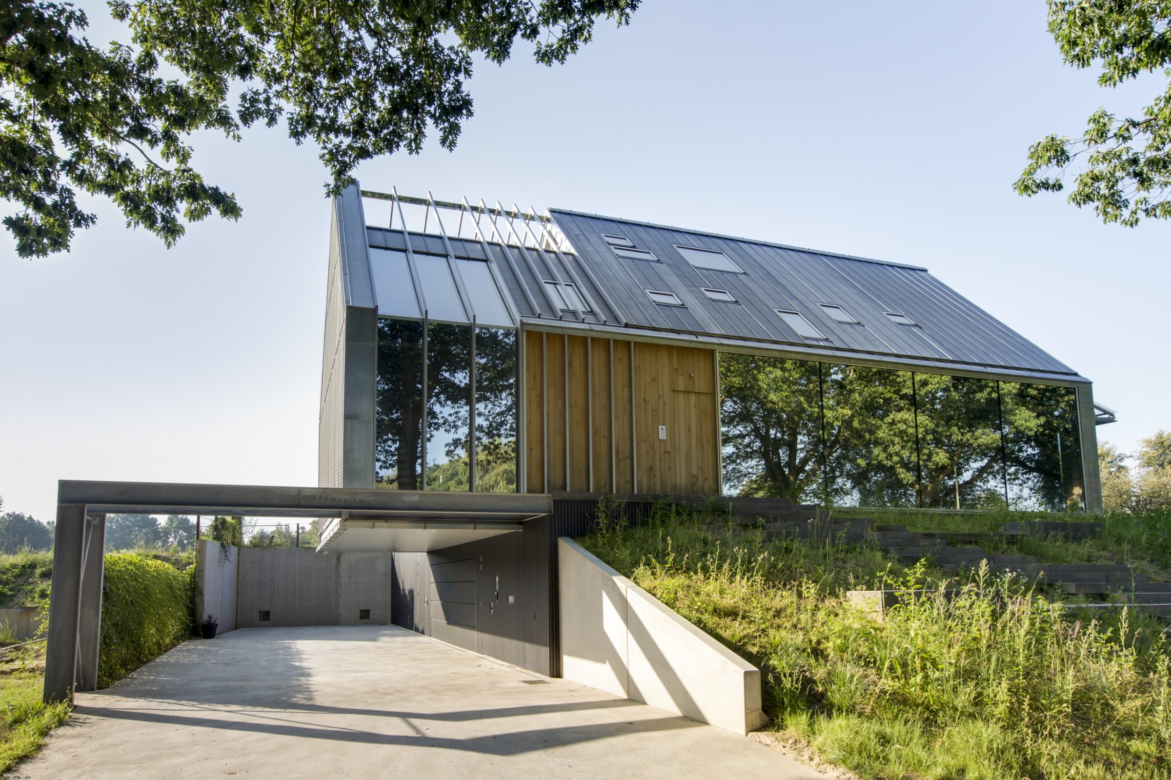 Futuristische villa met Steenstrips van binnen naar buiten