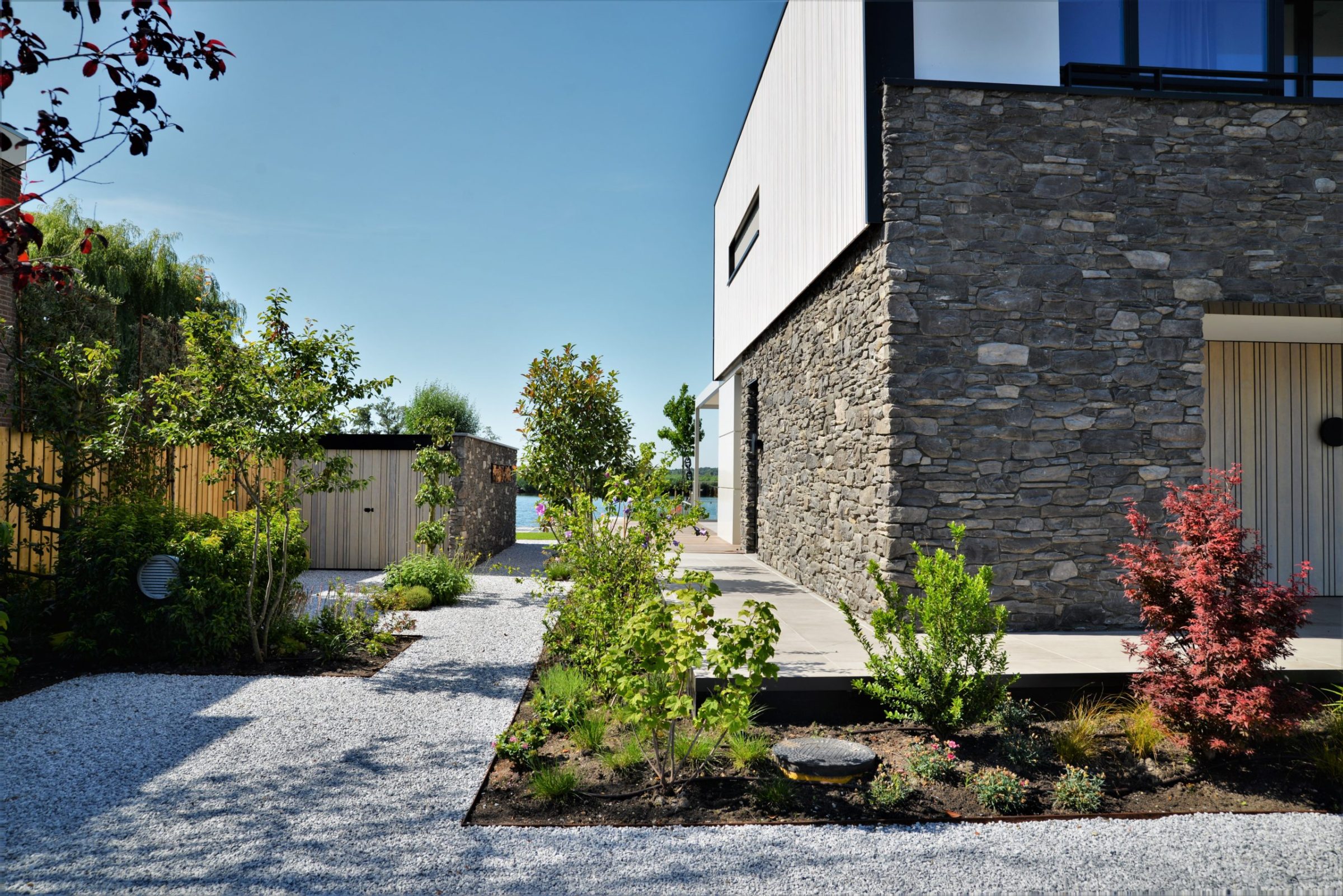 Grijze Steenstrips op woning, architect Pieter van Dam.