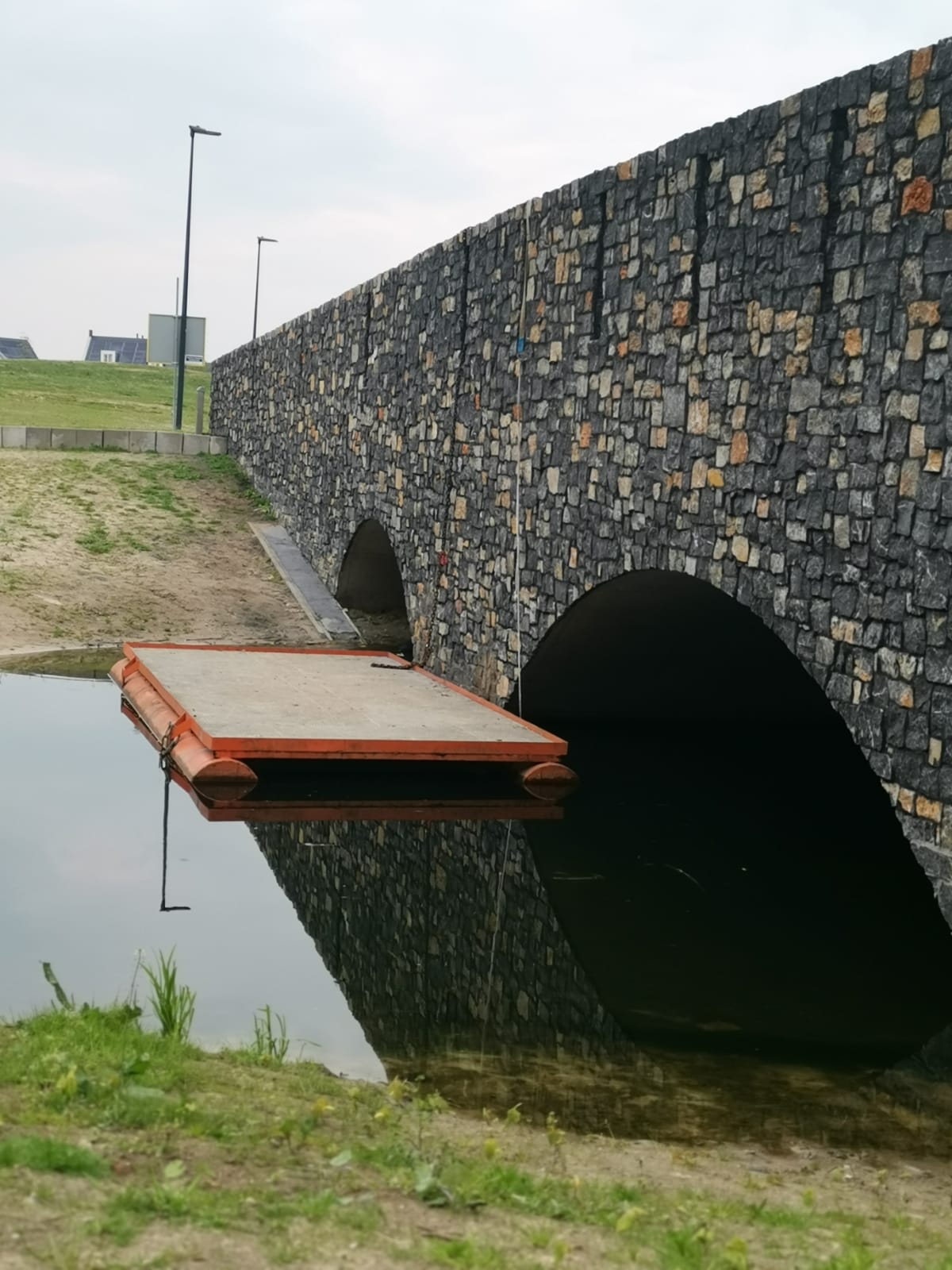 Projecten in - en aan het water - Steenstrips aan het water brug
