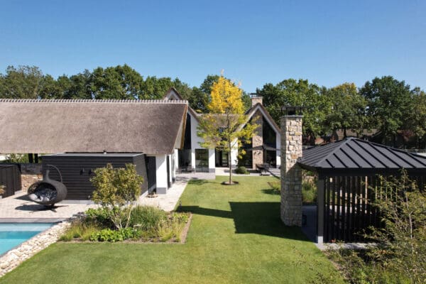 Moderne Villa met contrasterende Natuurstenen - The Art of Living