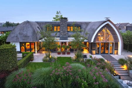 Landelijke villa met natuurstenen haard | The Art of Living Magazine – Fotografie: Jaro van Meerten