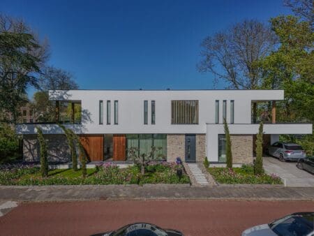 Moderne villa met Rocks Pedro natuursteenstrips, witte gevels en houten accenten