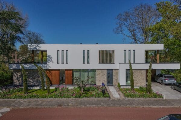 Moderne villa met Rocks Pedro natuursteenstrips, witte gevels en houten accenten