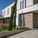 Entree van moderne woning met Rocks Pedro natuursteenstrips