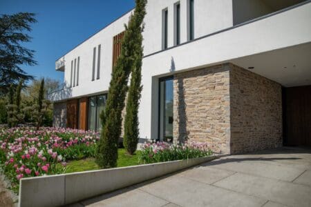 Entree van moderne woning met Rocks Pedro natuursteenstrips