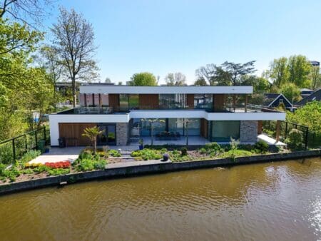Moderne villa aan het water met Rocks Pedro natuursteenstrips