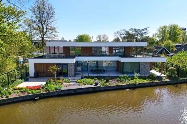 Moderne villa aan het water met Rocks Pedro natuursteenstrips