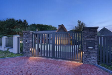 Geopietra geplaatst op poort| The Art of Living Magazine – Fotografie: Jaro van Meerten