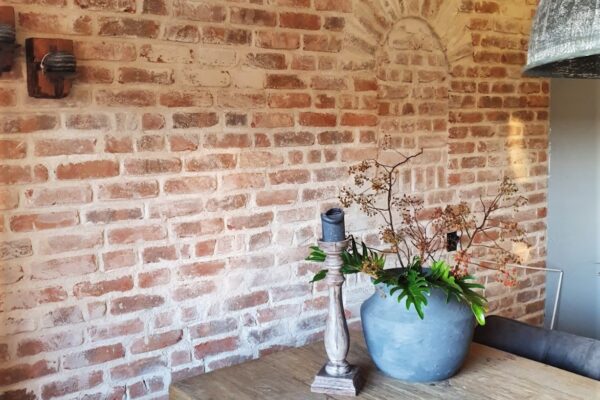 Stoere binnenmuur met Baksteenstrips