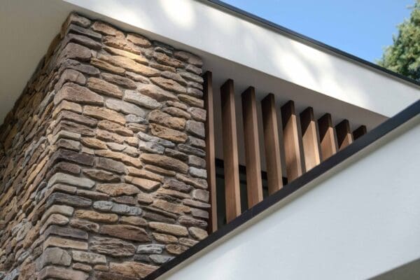 Blumone steenstrips en verticale houten lamellen