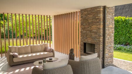 Overdekt terras met buitenhaard van Blumone steenstrips