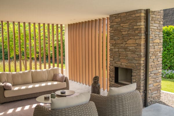 Overdekt terras met buitenhaard van Blumone steenstrips
