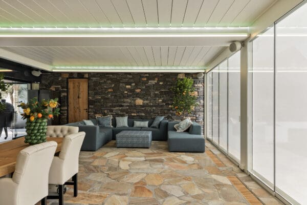 Mediterrane veranda met luxe terrasoverkapping