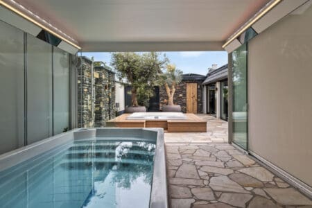 Luxe tuin met een zwembad en een flagstone terras