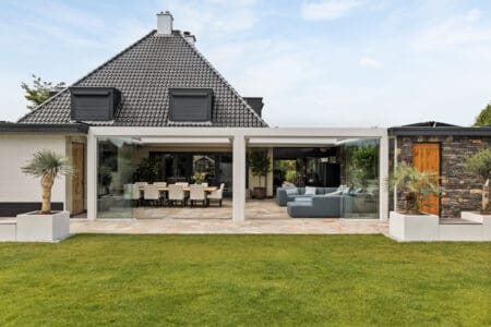 Tuin met Steenstrips en Flagstones