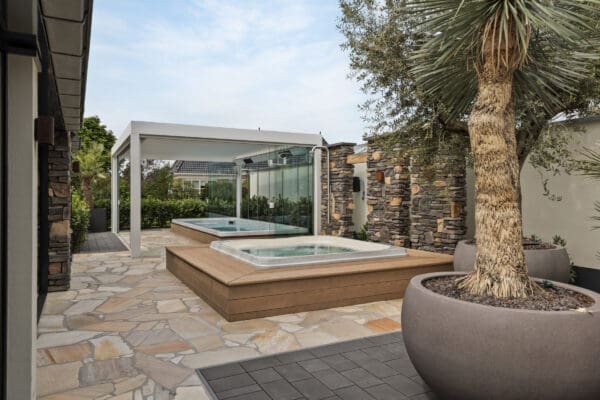 Luxe en zomerse tuin met Flagstones en Steenstrips