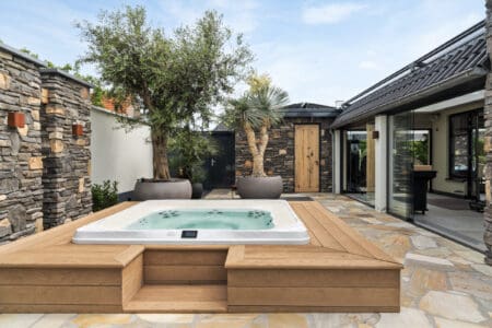 Tuin met Jacuzzi, Flagstones en Steenstrips