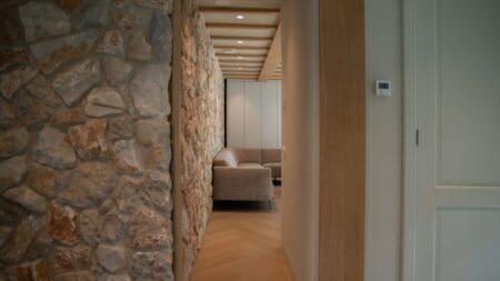 Doorgang met een binnenwand van Rocks Grey natuursteenstrips