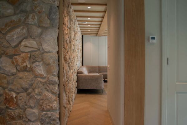 Doorgang met een binnenwand van Rocks Grey natuursteenstrips