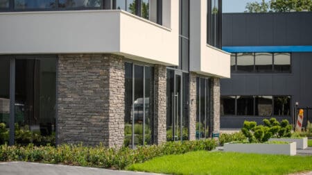 Gevelhoek van bedrijfspand Olminkhof met Geopietra Toce steenstrips