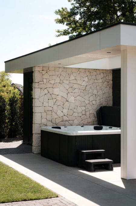 Overdekte wellnessruimte met jacuzzi en een wand van Rocks Ibiza Rocks