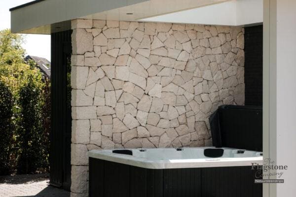 Overdekte wellnessruimte met jacuzzi en een wand van Rocks Ibiza Rocks