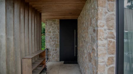 Voordeur met Rocks mokka gevelbekleding