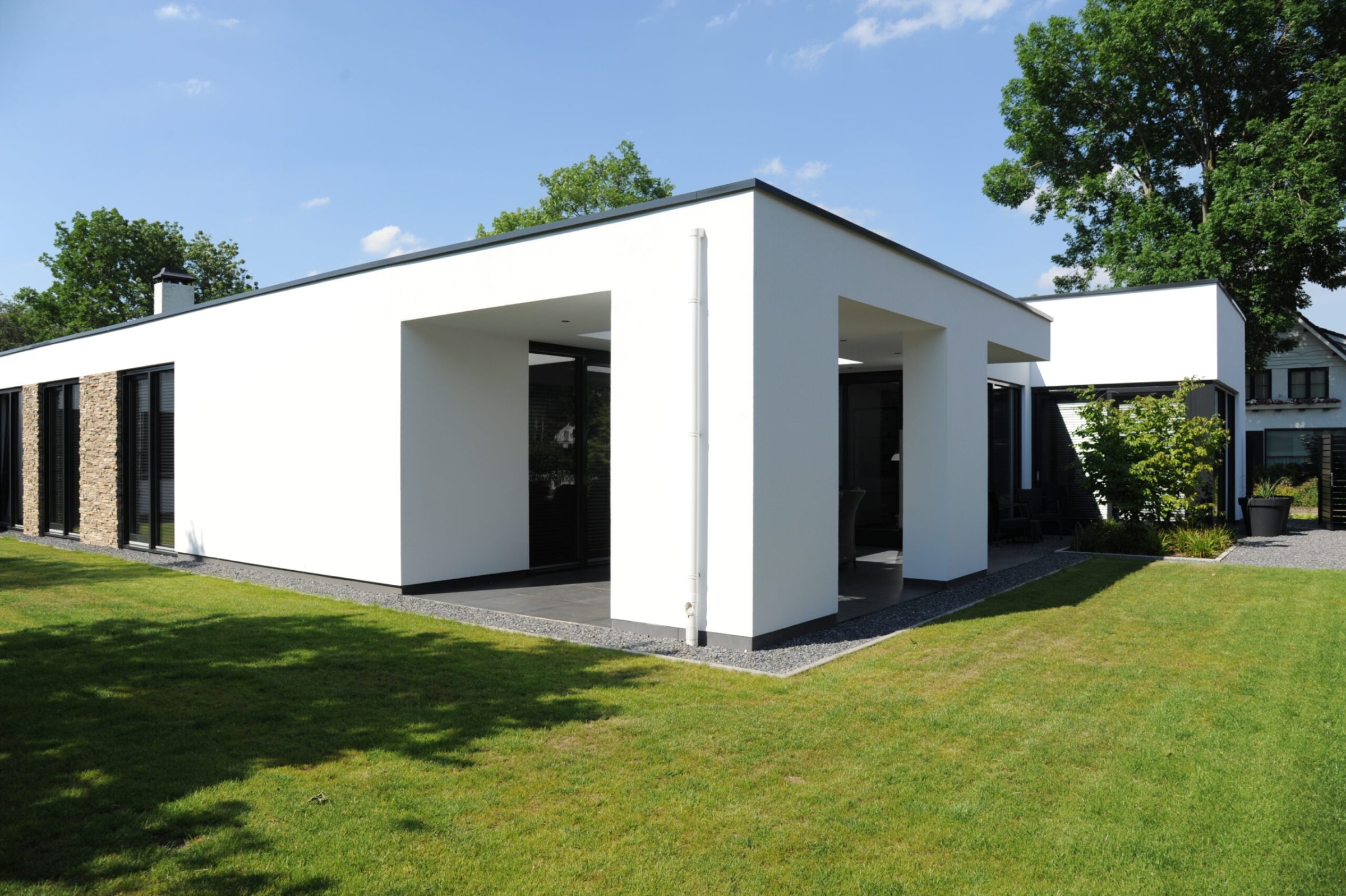 Moderne villa met Scaglia Steenstrips | Bouwbedrijf Bidec Afbouw| Fotografie Spiegel Crossmedia Communicatie