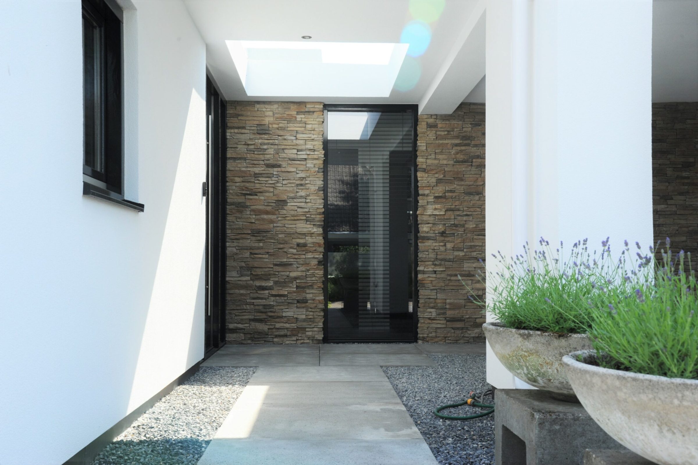 Moderne villa met Scaglia Steenstrips | Bouwbedrijf Bidec Afbouw| Fotografie Spiegel Crossmedia Communicatie