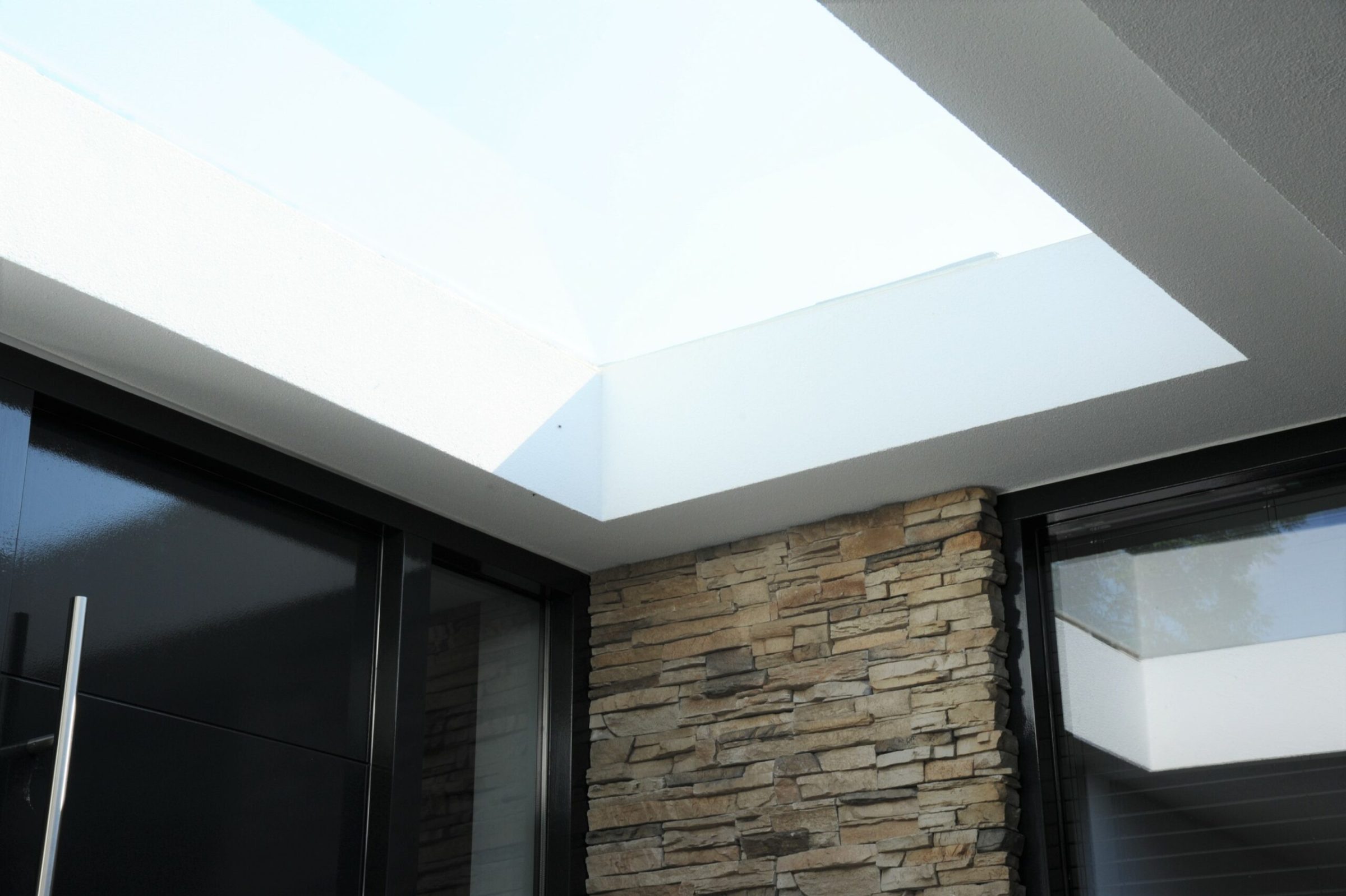 Moderne villa met Scaglia Steenstrips | Bouwbedrijf Bidec Afbouw| Fotografie Spiegel Crossmedia Communicatie