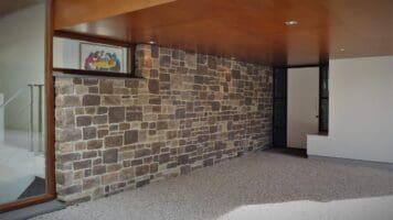 Natuurstenen muur - steenstrips - huis Max Verstappen - reclame