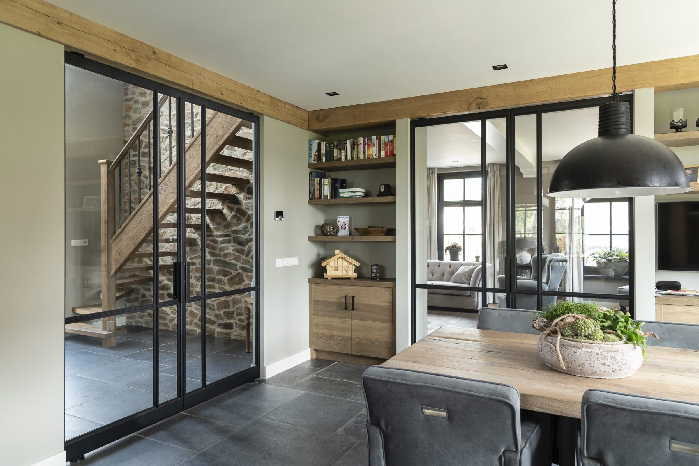 Luxe entree met Steenstrips van The Flagstone Company - stalen deuren van De Rooy Metaaldesign