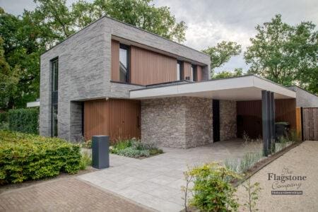 Moderne vrijstaande woning met Cascata steenstrips en houten gevelbekleding