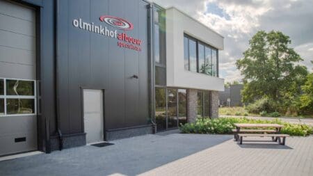 Zijgevel van Olminkhof met Geopietra Toce steenstrips en terras