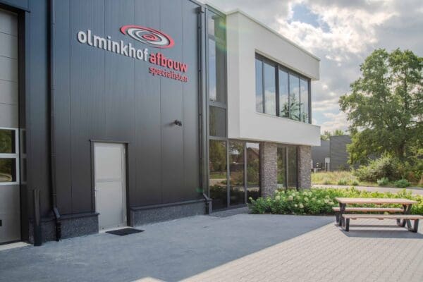 Zijgevel van Olminkhof met Geopietra Toce steenstrips en terras