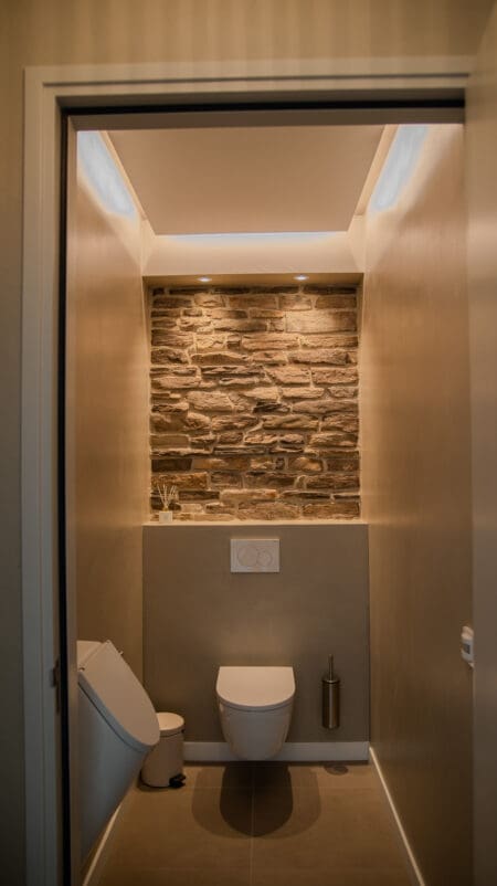 Toiletruimte met een accentwand van Geopietra Toce steenstrips