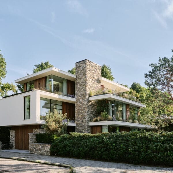 Kubistische villa met Steenstrips | Realisatie: Aerdenhout villabouw - steenstrips wand