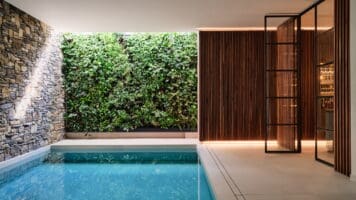 Steenstrips bij het zwembad | Realisatie: Aerdenhout villabouw