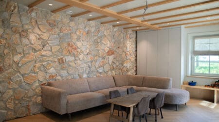 Woonkamer met een accentwand van Rocks Grey natuursteenstrips